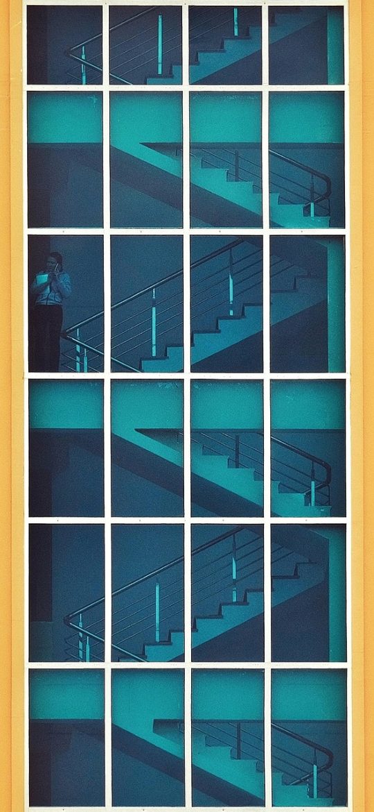 好读的漫画 App 书架界面截图，青绿色分隔的三格书架，每格陈列数本封面，右上角有珊瑚色更新角标